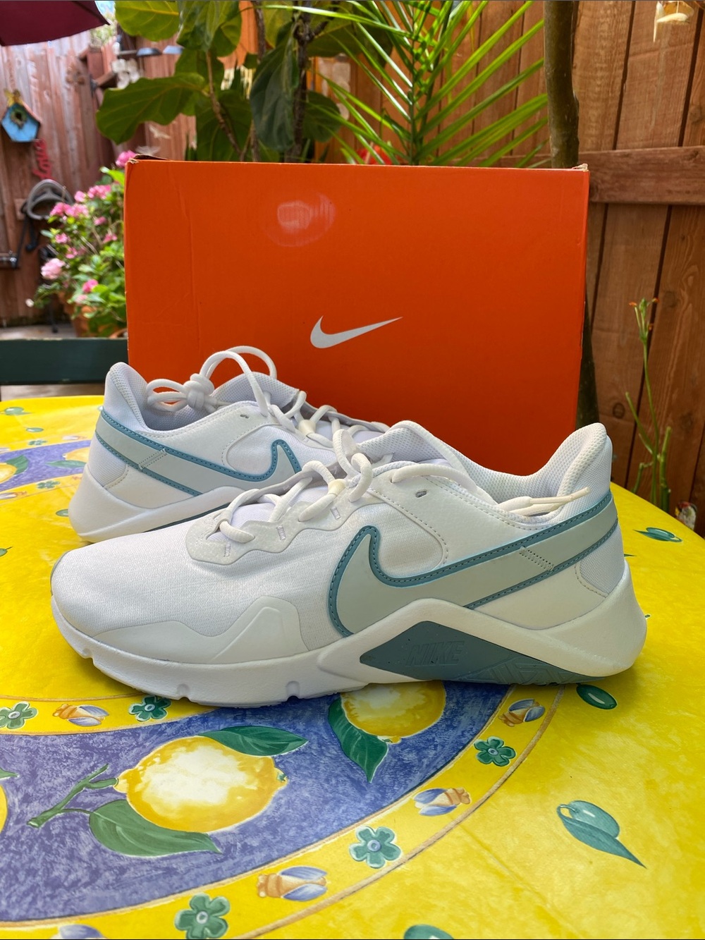 Nike legend essential 2 white and blue aura phantom Trainer Sneakers size 11